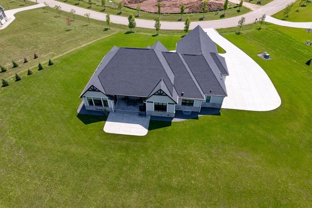 3750 W Pine View COURT, Mequon, WI 53097