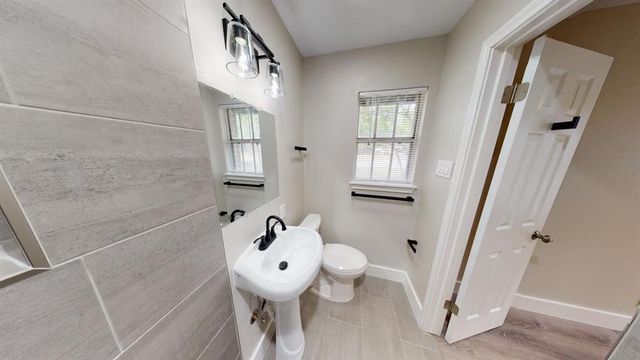 8700 Parkfield DR, Austin, TX 78758