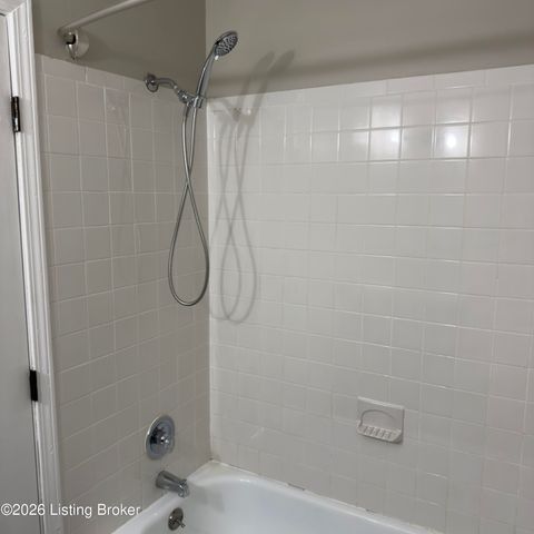 6623 Holly Lake Dr, Louisville, KY 40291