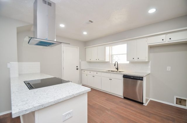123 Cypress Lane, Conroe, TX 77301