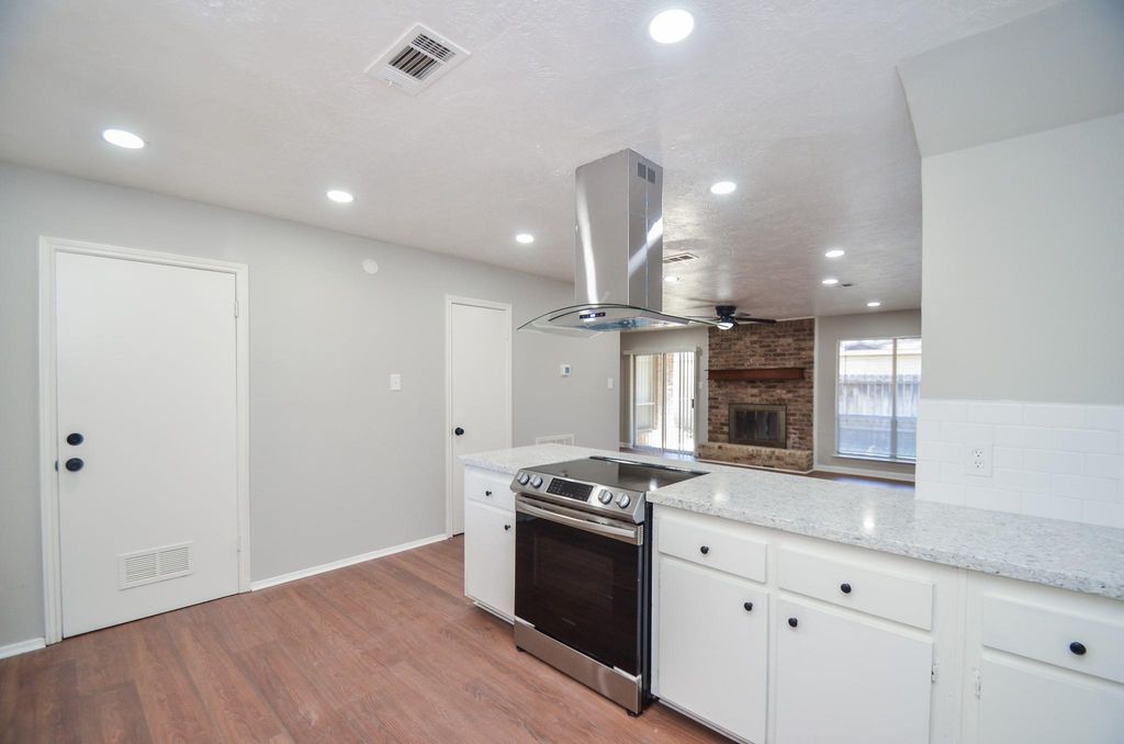 123 Cypress Lane, Conroe, TX 77301