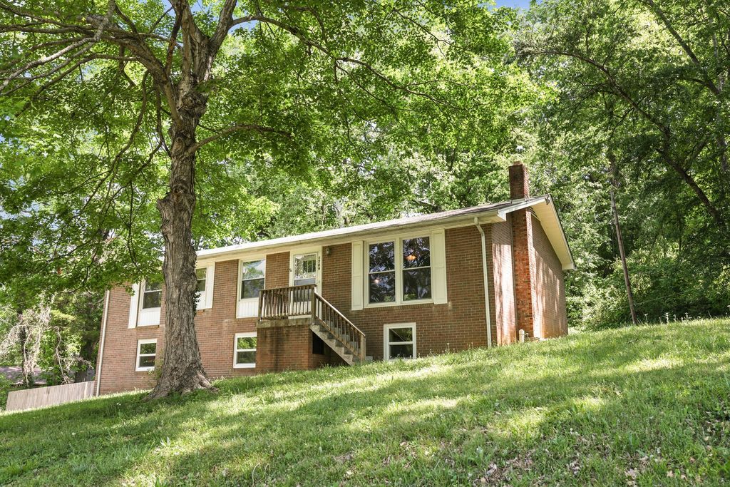 1709 W Elmwood Rd, Clarksville, TN 37040