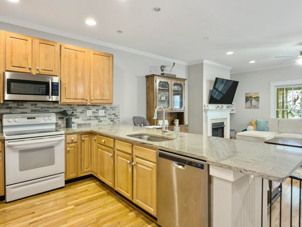 Image 12 of property listing at 161 Etiwan Pointe Drive, Mount Pleasant, SC 29464