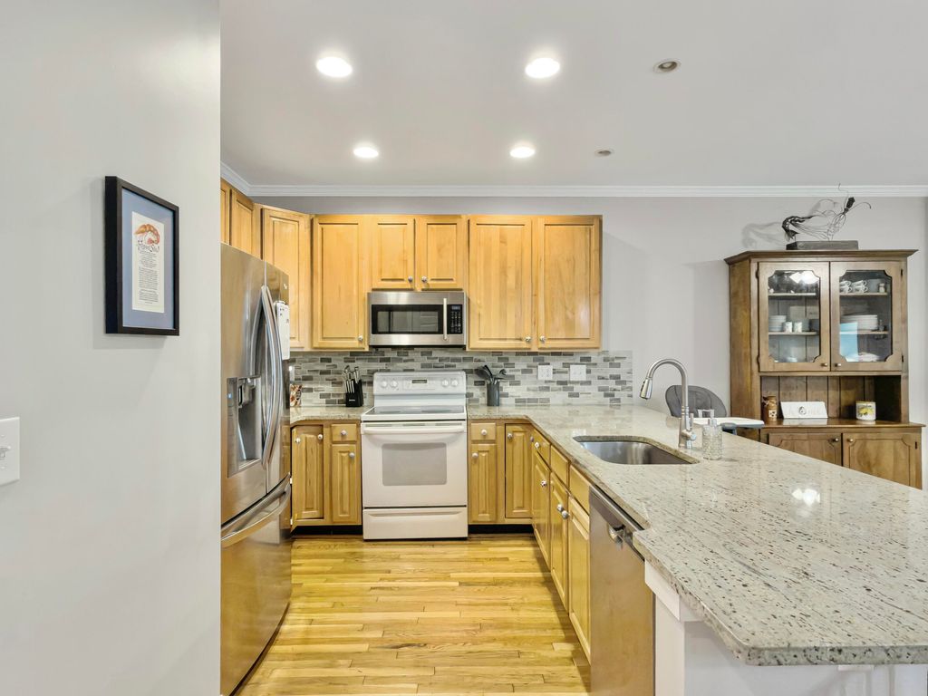 Image 13 of property listing at 161 Etiwan Pointe Drive, Mount Pleasant, SC 29464