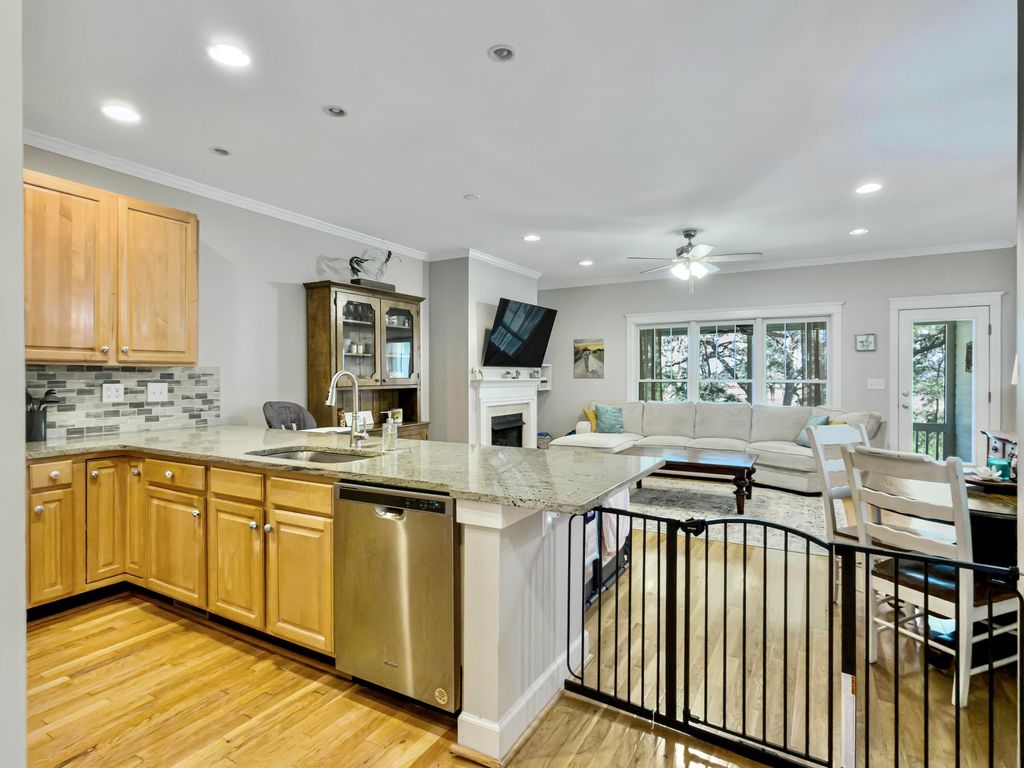 Image 15 of property listing at 161 Etiwan Pointe Drive, Mount Pleasant, SC 29464