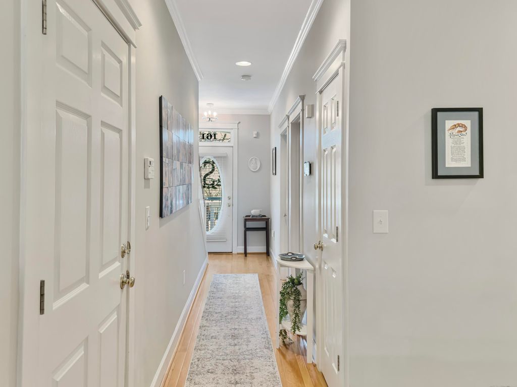 Image 7 of property listing at 161 Etiwan Pointe Drive, Mount Pleasant, SC 29464