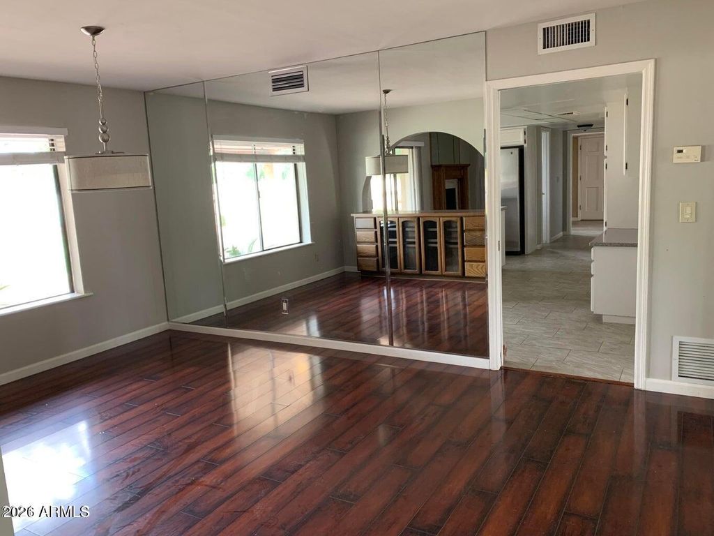 Image 11 of property listing at 5116 E BERNEIL Drive, Paradise Valley, AZ 85253