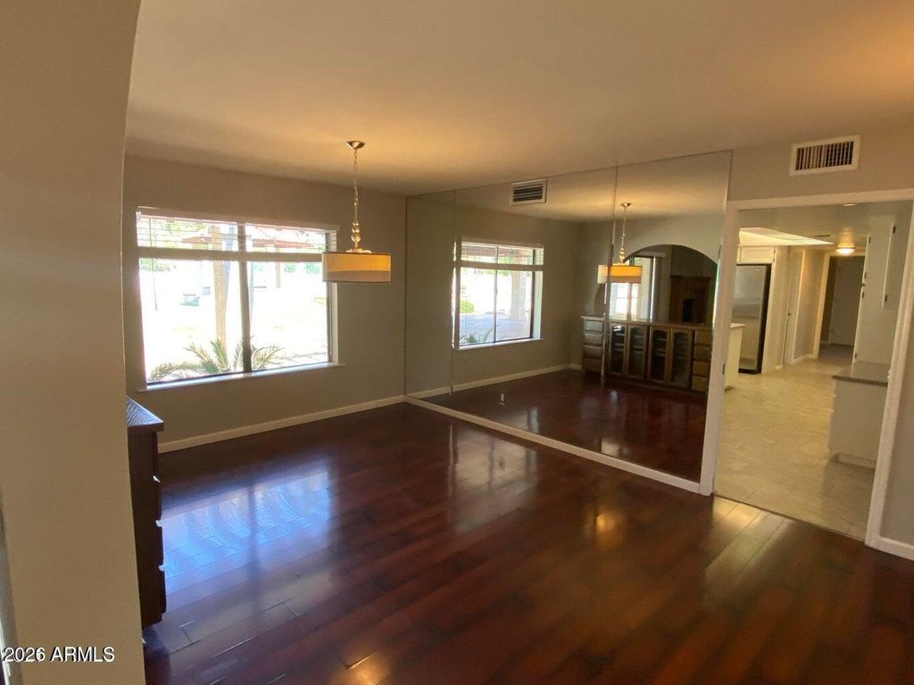 Image 12 of property listing at 5116 E BERNEIL Drive, Paradise Valley, AZ 85253