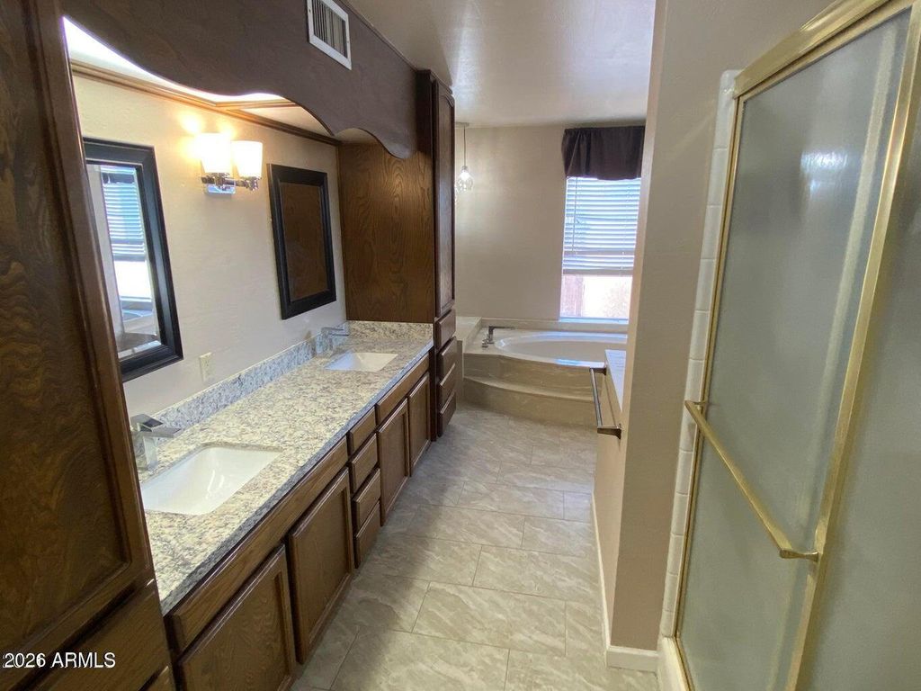 Image 18 of property listing at 5116 E BERNEIL Drive, Paradise Valley, AZ 85253
