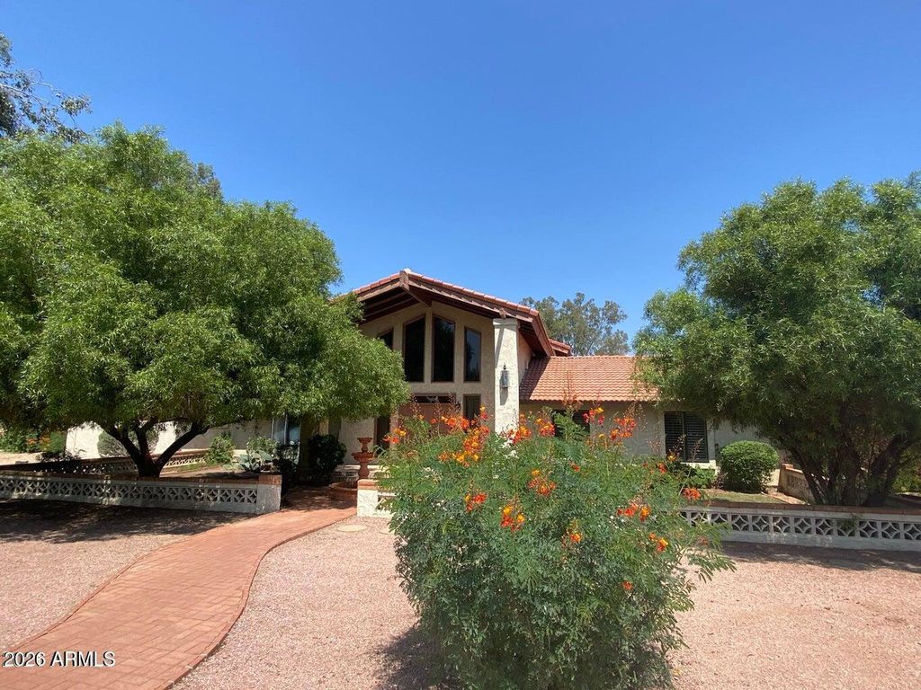 Image 3 of property listing at 5116 E BERNEIL Drive, Paradise Valley, AZ 85253