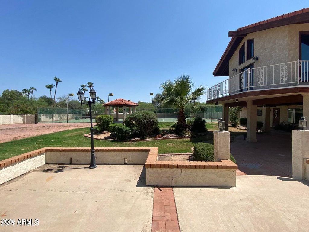 Image 40 of property listing at 5116 E BERNEIL Drive, Paradise Valley, AZ 85253