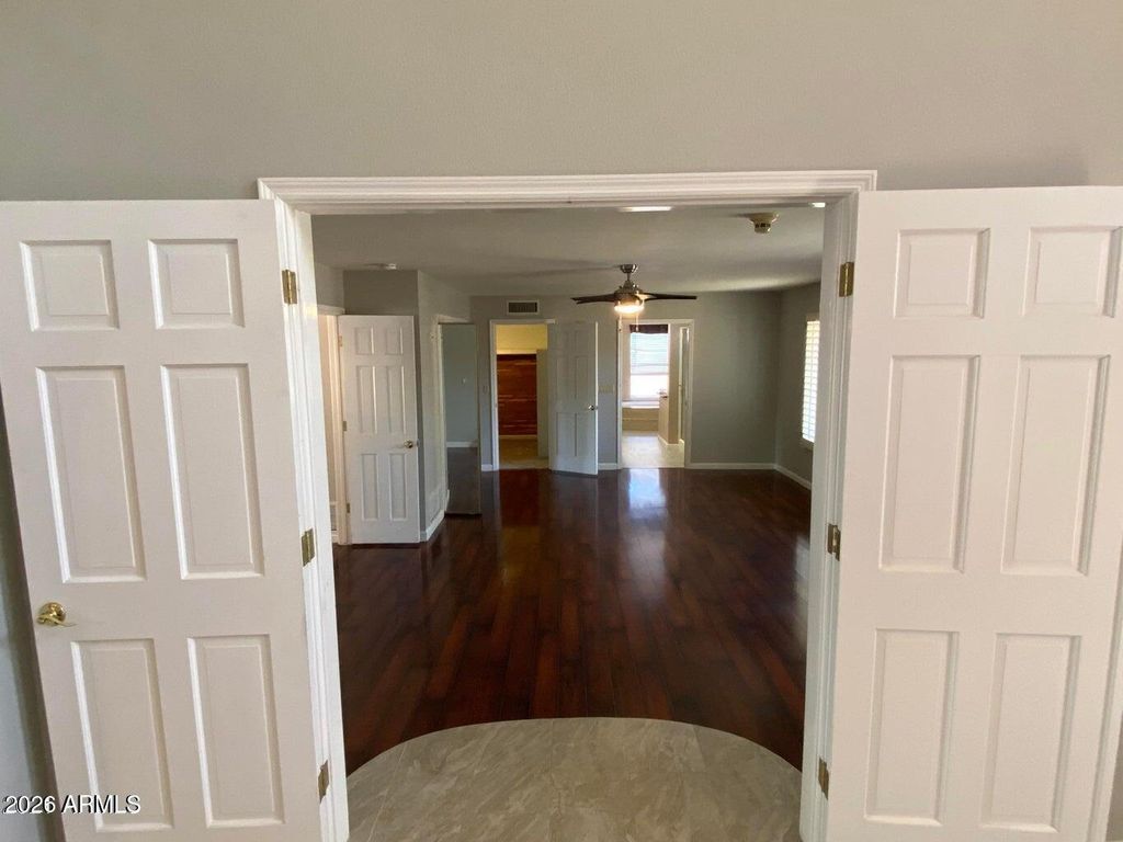 Image 6 of property listing at 5116 E BERNEIL Drive, Paradise Valley, AZ 85253