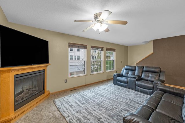 1046 10th Avenue NW, Altoona, IA 50009
