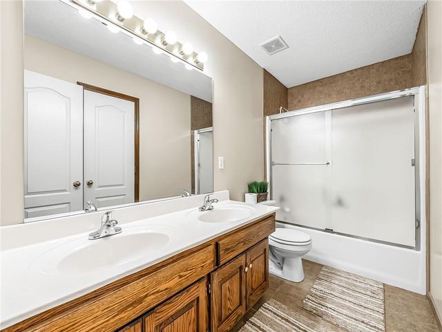 504 NE 94th Court, Kansas City, MO 64155