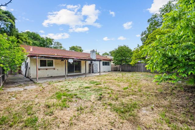 6329 Maywood Ln, Stockton, CA 95207