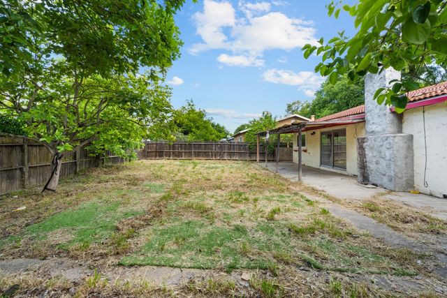6329 Maywood Ln, Stockton, CA 95207