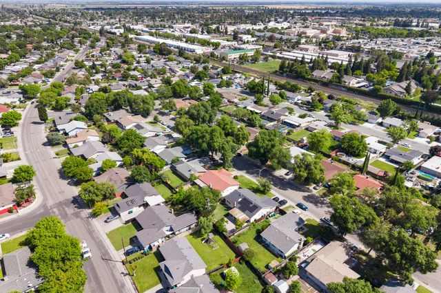 6329 Maywood Ln, Stockton, CA 95207