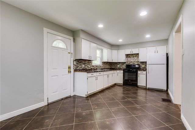 213 W Burgess St, Perry Hilltop, PA 15214
