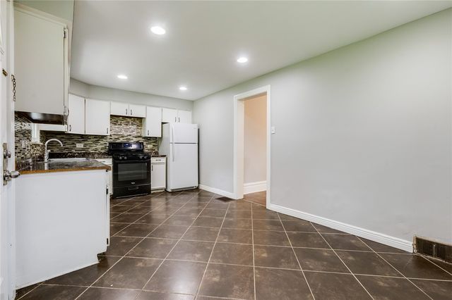 213 W Burgess St, Perry Hilltop, PA 15214