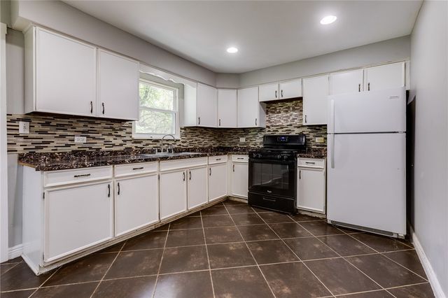 213 W Burgess St, Perry Hilltop, PA 15214