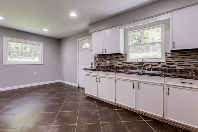 213 W Burgess St, Perry Hilltop, PA 15214