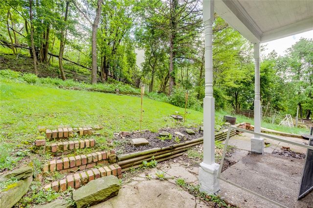 213 W Burgess St, Perry Hilltop, PA 15214