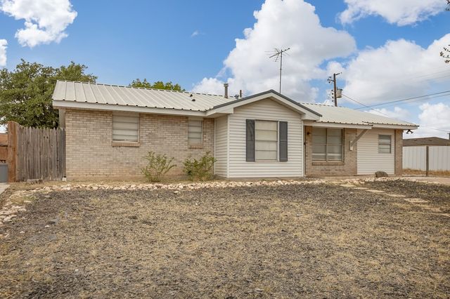 300 Willowood Dr, Midland, TX 79703