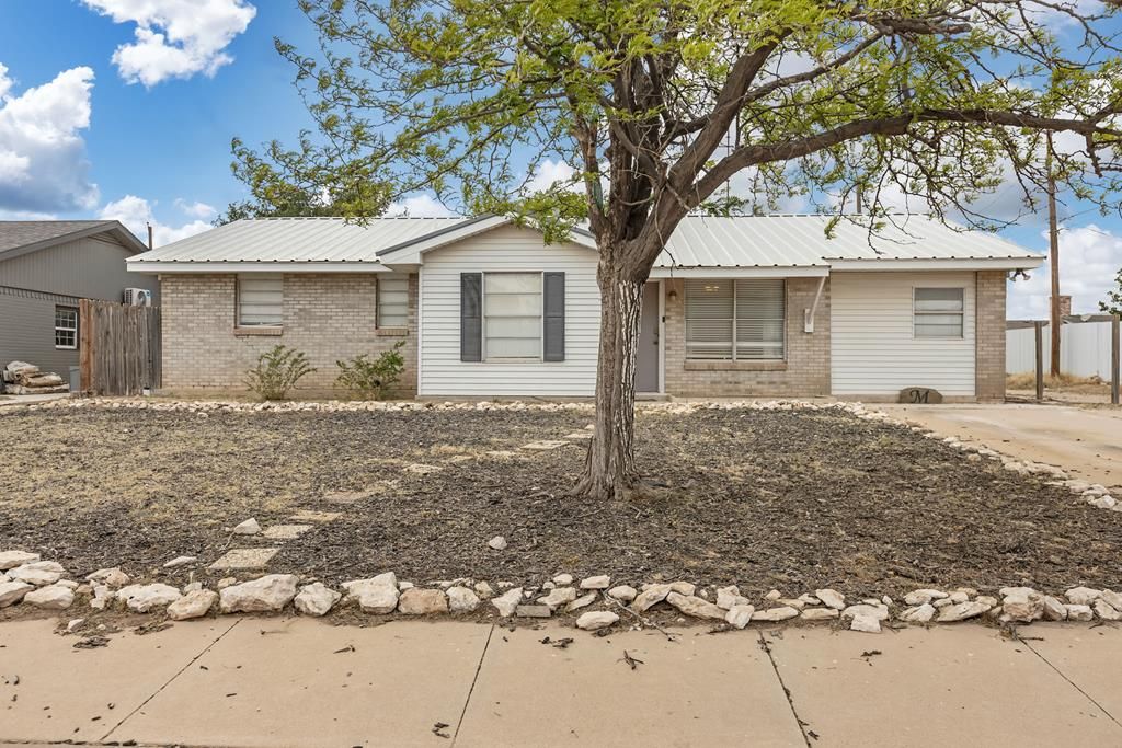 300 Willowood Dr, Midland, TX 79703