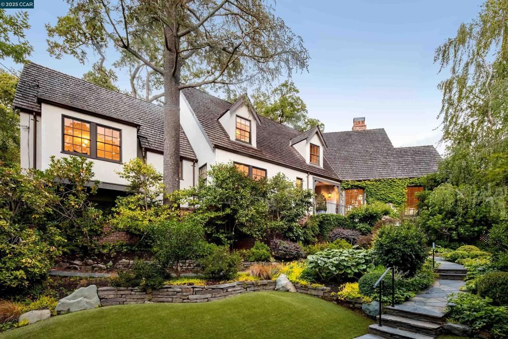 Image 1 of property listing at 9 El Sueno, Orinda, CA 94563