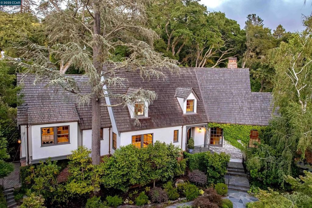 Image 2 of property listing at 9 El Sueno, Orinda, CA 94563
