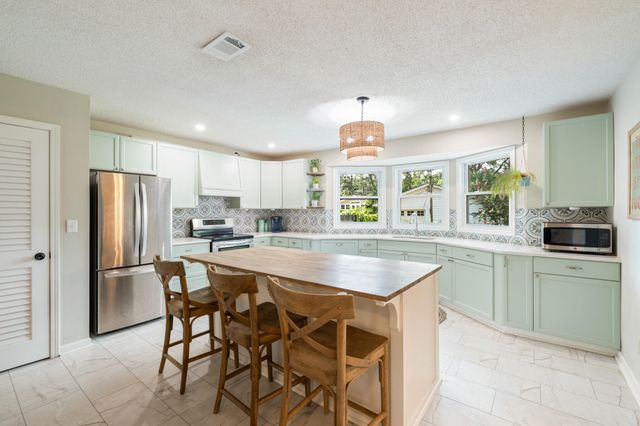 422 Fairpoint Drive, Gulf Breeze, FL 32561