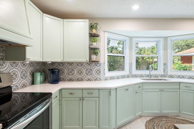 422 Fairpoint Drive, Gulf Breeze, FL 32561