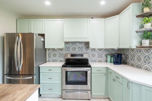 422 Fairpoint Drive, Gulf Breeze, FL 32561