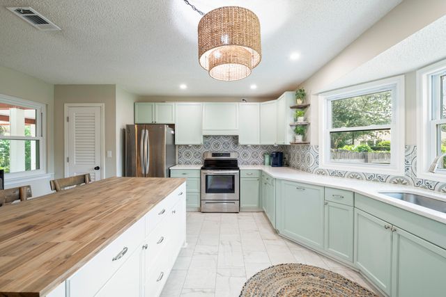 422 Fairpoint Drive, Gulf Breeze, FL 32561