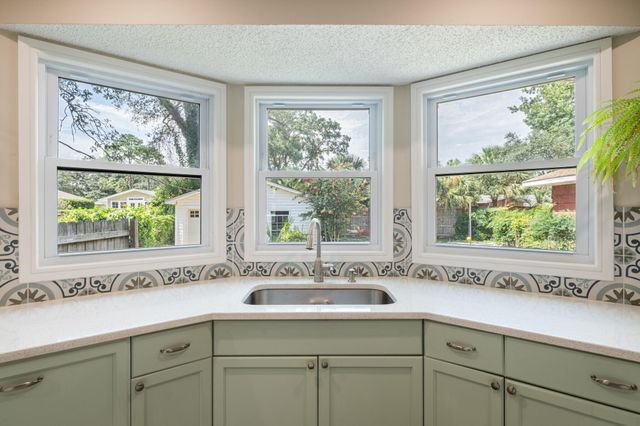 422 Fairpoint Drive, Gulf Breeze, FL 32561