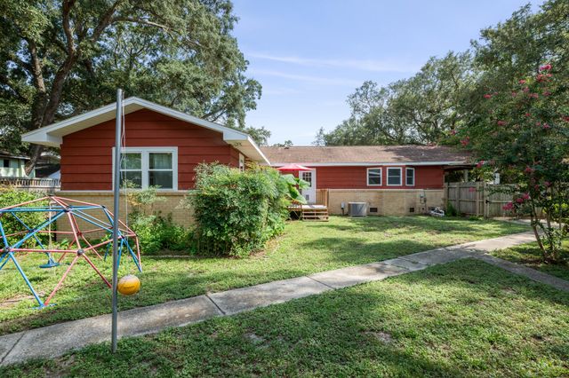 422 Fairpoint Drive, Gulf Breeze, FL 32561