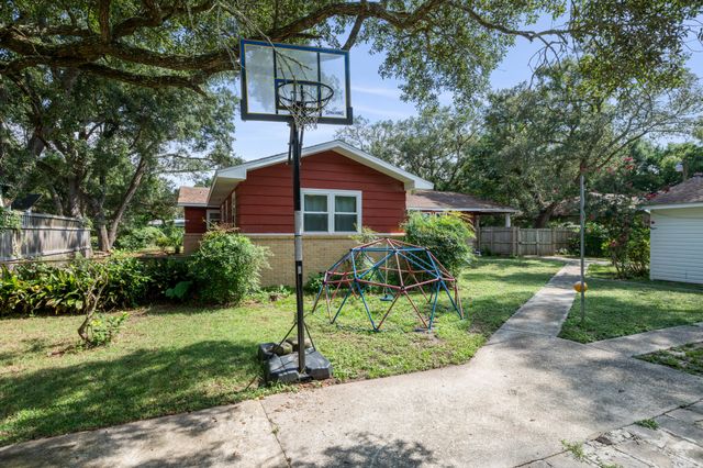 422 Fairpoint Drive, Gulf Breeze, FL 32561