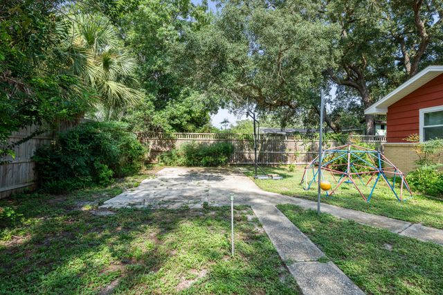 422 Fairpoint Drive, Gulf Breeze, FL 32561