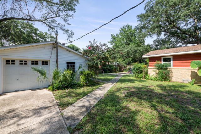 422 Fairpoint Drive, Gulf Breeze, FL 32561