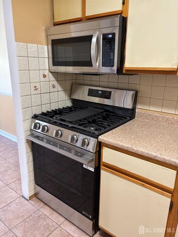 98 Keystone Court, Edison, NJ 08817
