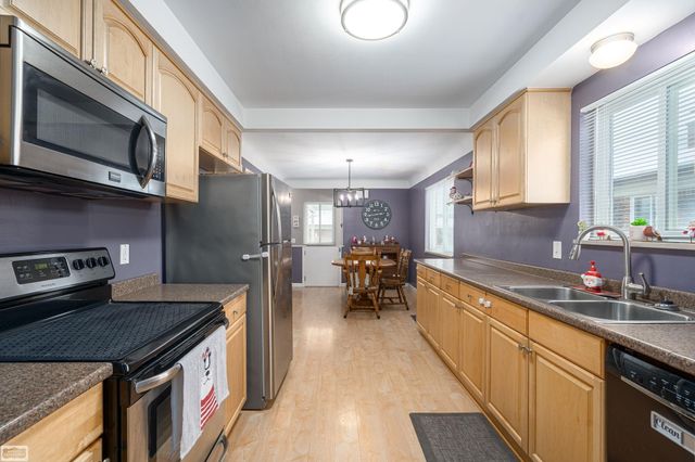 28328 Palm Beach Drive, Warren, MI 48093