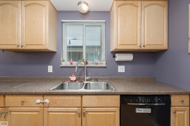 28328 Palm Beach Drive, Warren, MI 48093