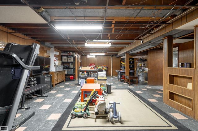 28328 Palm Beach Drive, Warren, MI 48093