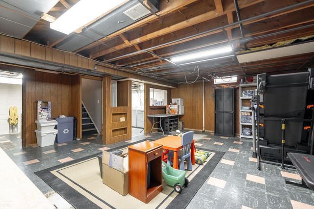 28328 Palm Beach Drive, Warren, MI 48093