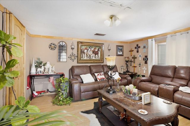 709 E Garnett Street, Gainesville, TX 76240