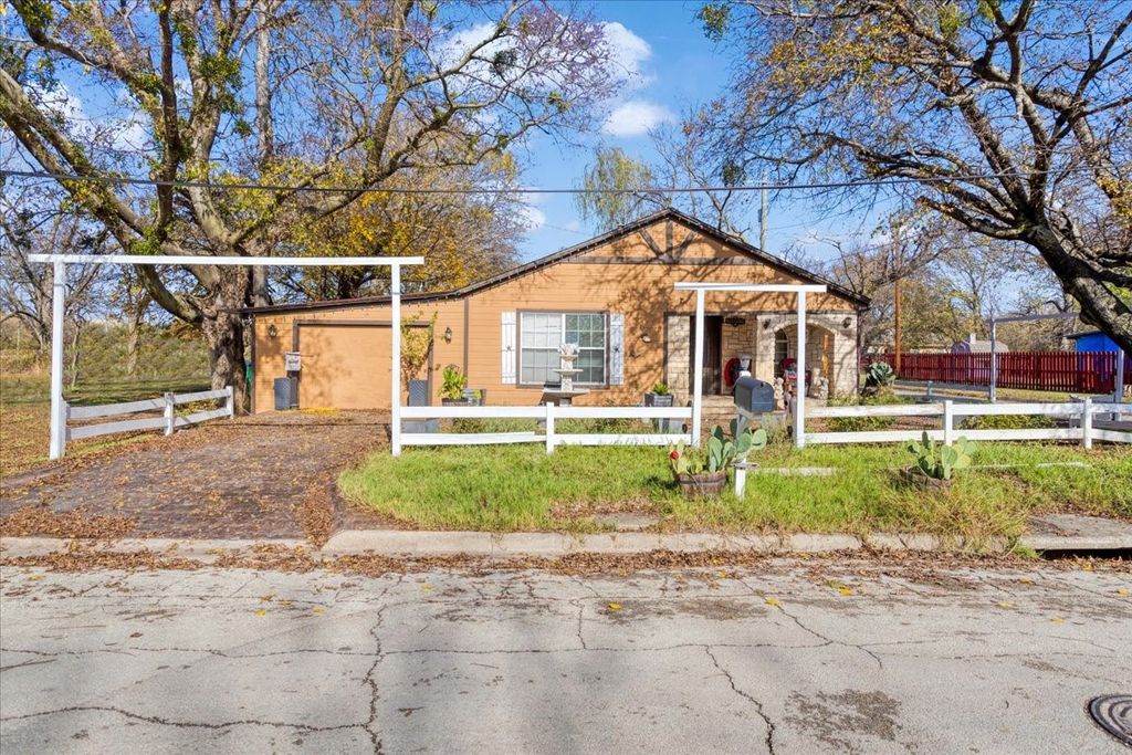 709 E Garnett Street, Gainesville, TX 76240