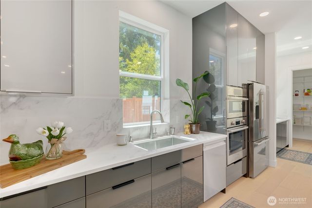 24225 SE 26th Place, Sammamish, WA 98075