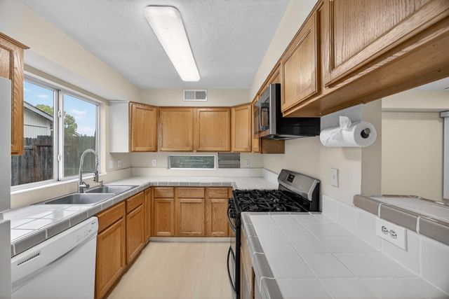 525 Samuel Way, Sacramento, CA 95838