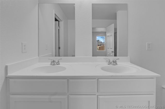 8653 E 160th Street S, Bixby, OK 74008