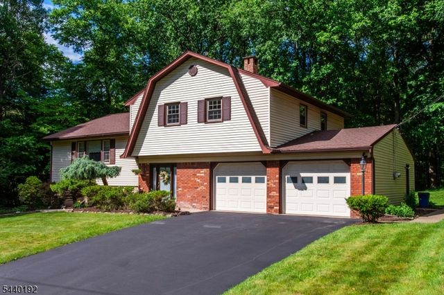 27 Dewey Dr, Ringwood Boro, NJ 07456